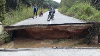 Tiga jembatan di Rohul ambruk diterjang banjir, 300 Kepala Keluarga terisolir